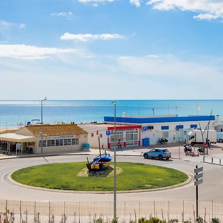 Picturesque Beachfront 아파트